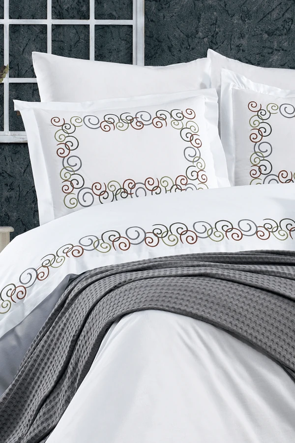 Luna 8 Parça Lastikli Çarşaflı, Nakışlı Ve Pikeli Çift Kişilik Pamuklu Gri Nevresim Takımı