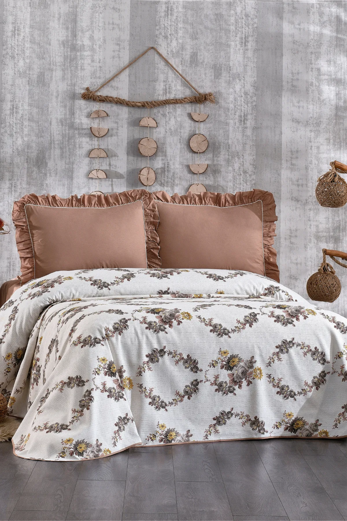 %100 Pamuk Fırfırlı Ve Çiçek Desenli Çarşafı Lastikli Floral 4 Parça Çift Kişilik Pike Takımı Kahverengi