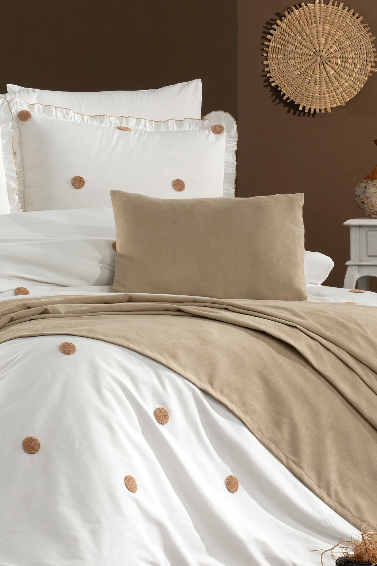 Punch Point %100 Pamuk 8 Parça Süzene Nakışlı, Fırfırlı ve Yatak Örtülü Çift Kişilik Nevresim Takımı Bej