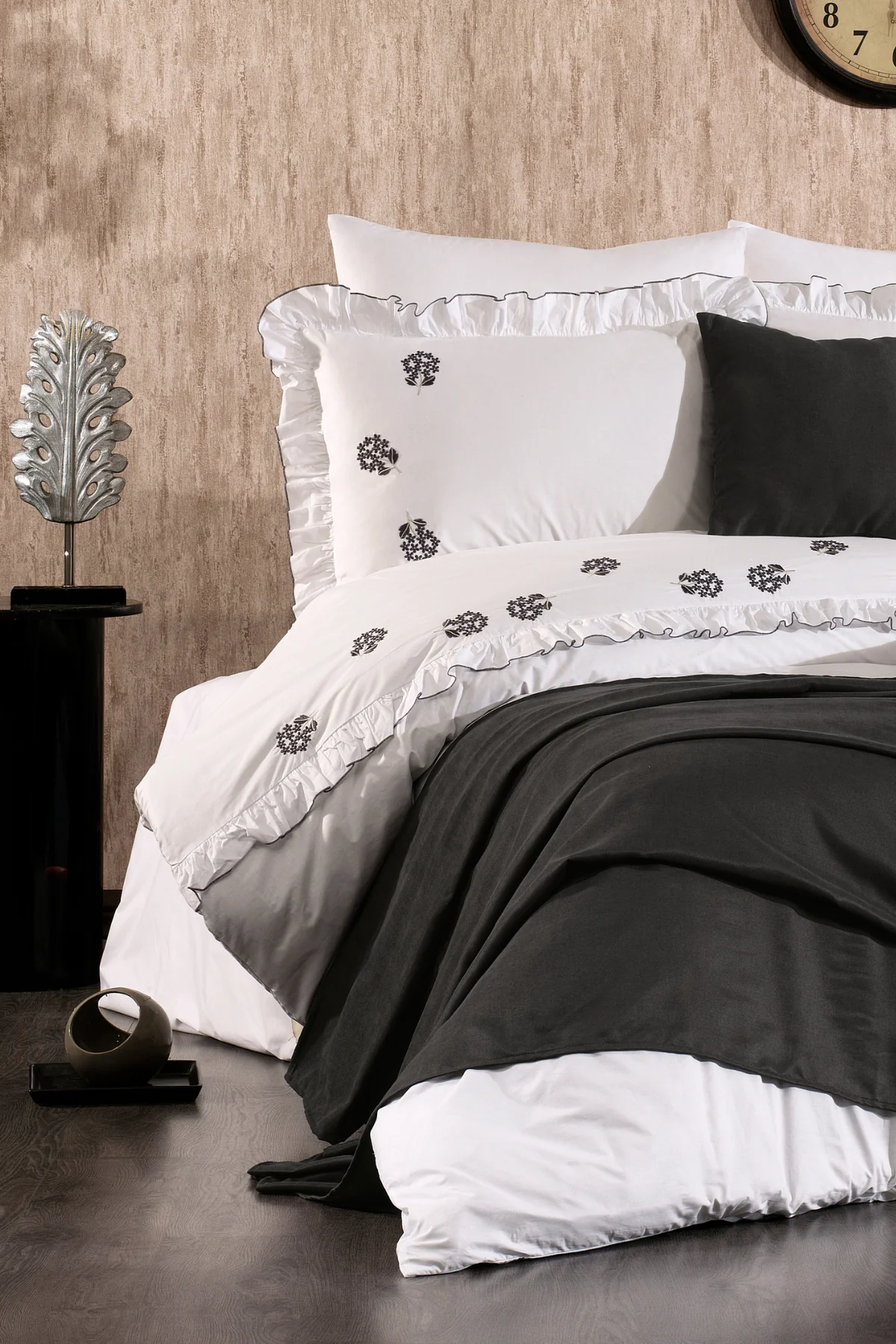 Belora %100 Pamuk Tomurcuklu Çiçek Nakışlı, Fırfırlı, Pikeli 9 Parça Çift Kişilik Nevresim Takımı Antrasit