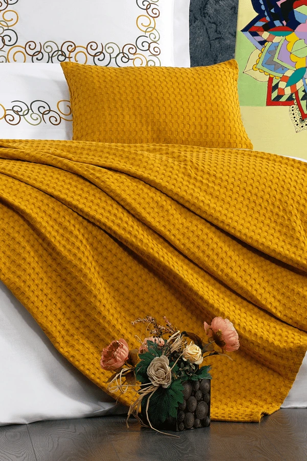 Luna 8 Parça Lastikli Çarşaflı, Nakışlı Ve Pikeli Çift Kişilik Pamuklu Hardal Nevresim Takımı