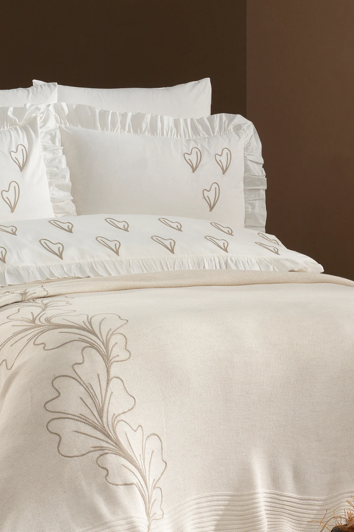 Triko Art %100 Pamuk Triko Battaniyeli, Süzene Nakışlı ve Fırfırlı 7 Parça Çift Kişilik Nevresim Takımı Ekru