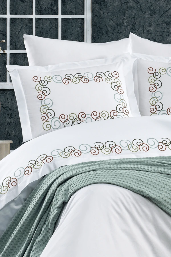 Luna 8 Parça Lastikli Çarşaflı, Nakışlı Ve Pikeli Çift Kişilik Pamuklu Su Yeşili Nevresim Takımı