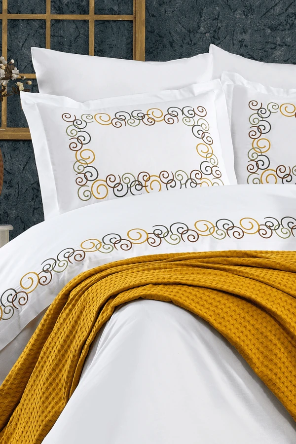 Luna 8 Parça Lastikli Çarşaflı, Nakışlı Ve Pikeli Çift Kişilik Pamuklu Hardal Nevresim Takımı