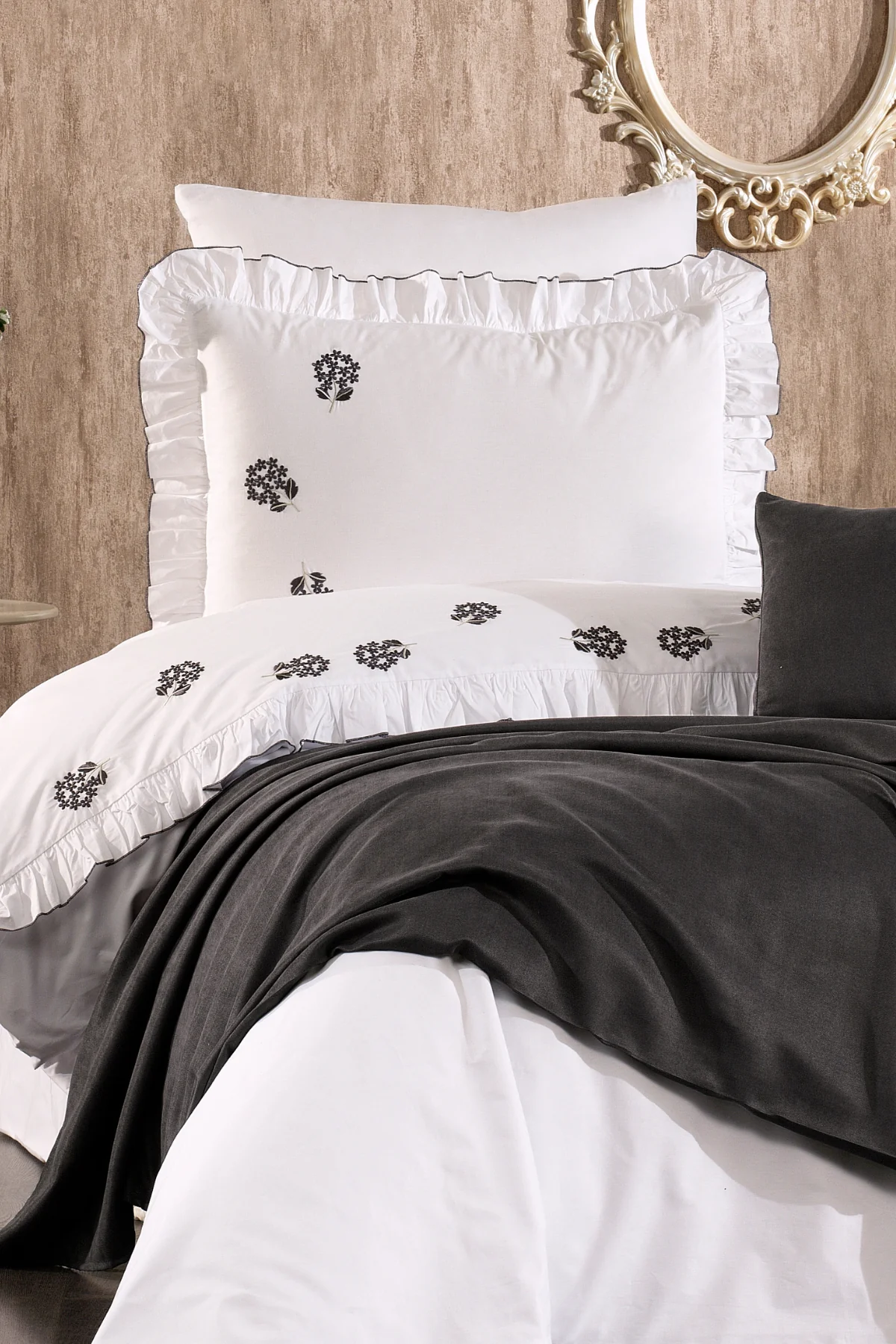 Belora %100 Pamuk Tomurcuklu Çiçek Nakışlı, Fırfırlı, Pikeli 6 Parça Tek Kişilik Nevresim Takımı Antrasit