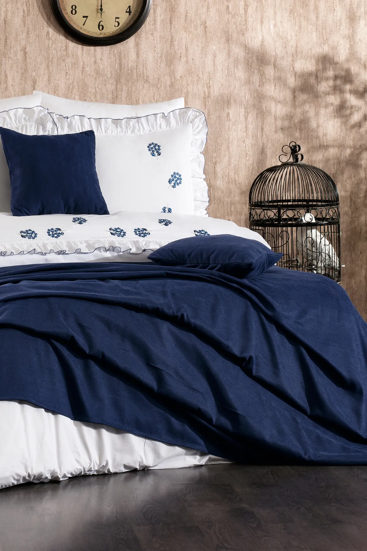 Belora %100 Pamuk Tomurcuklu Çiçek Nakışlı, Fırfırlı, Pikeli 9 Parça Çift Kişilik Nevresim Takımı Mavi