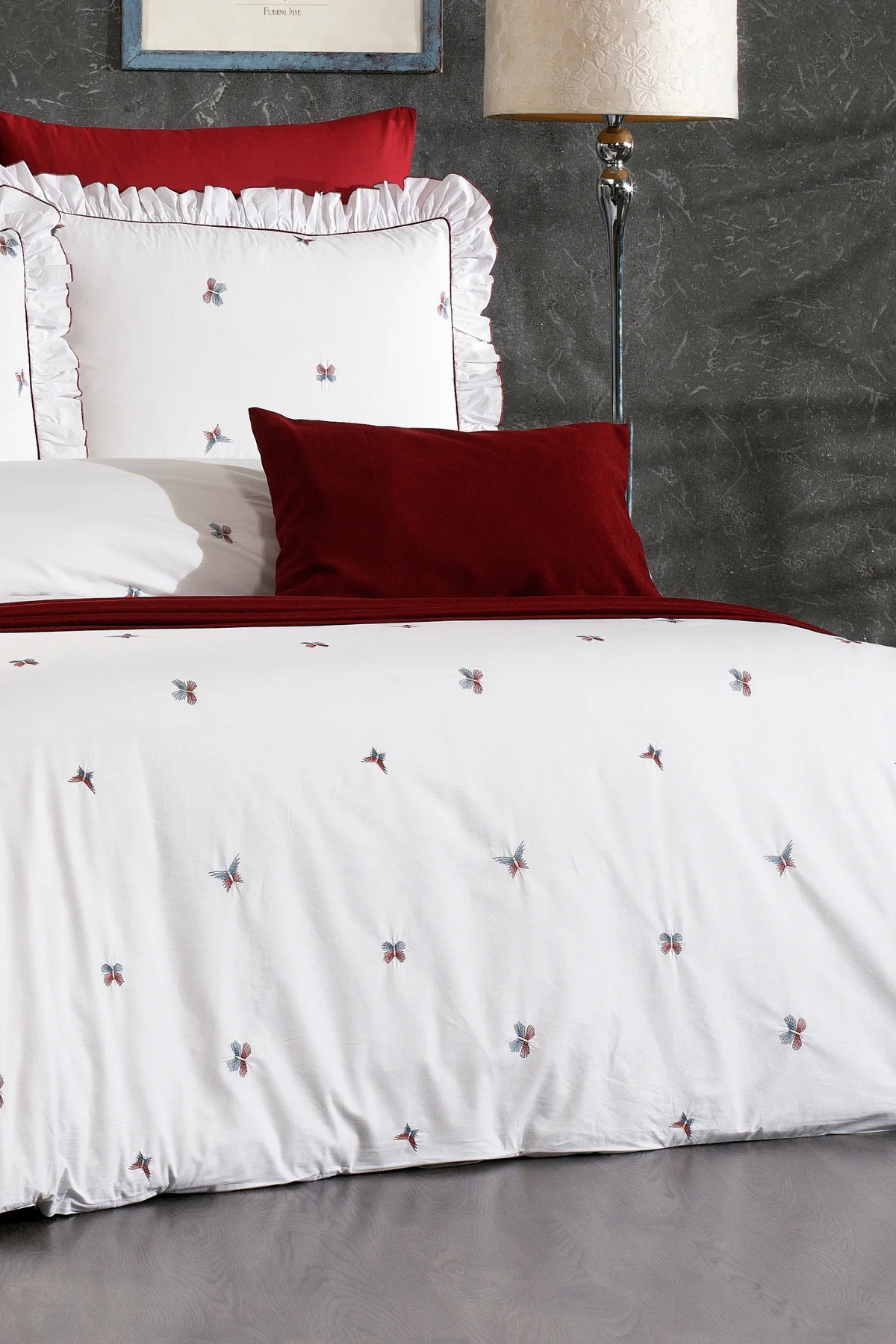 Ophelia %100 Pamuk Kelebek Desen Nakışlı, Fırfırlı, 8 Parça Premium Çift Kişilik Nevresim Takımı Bordo