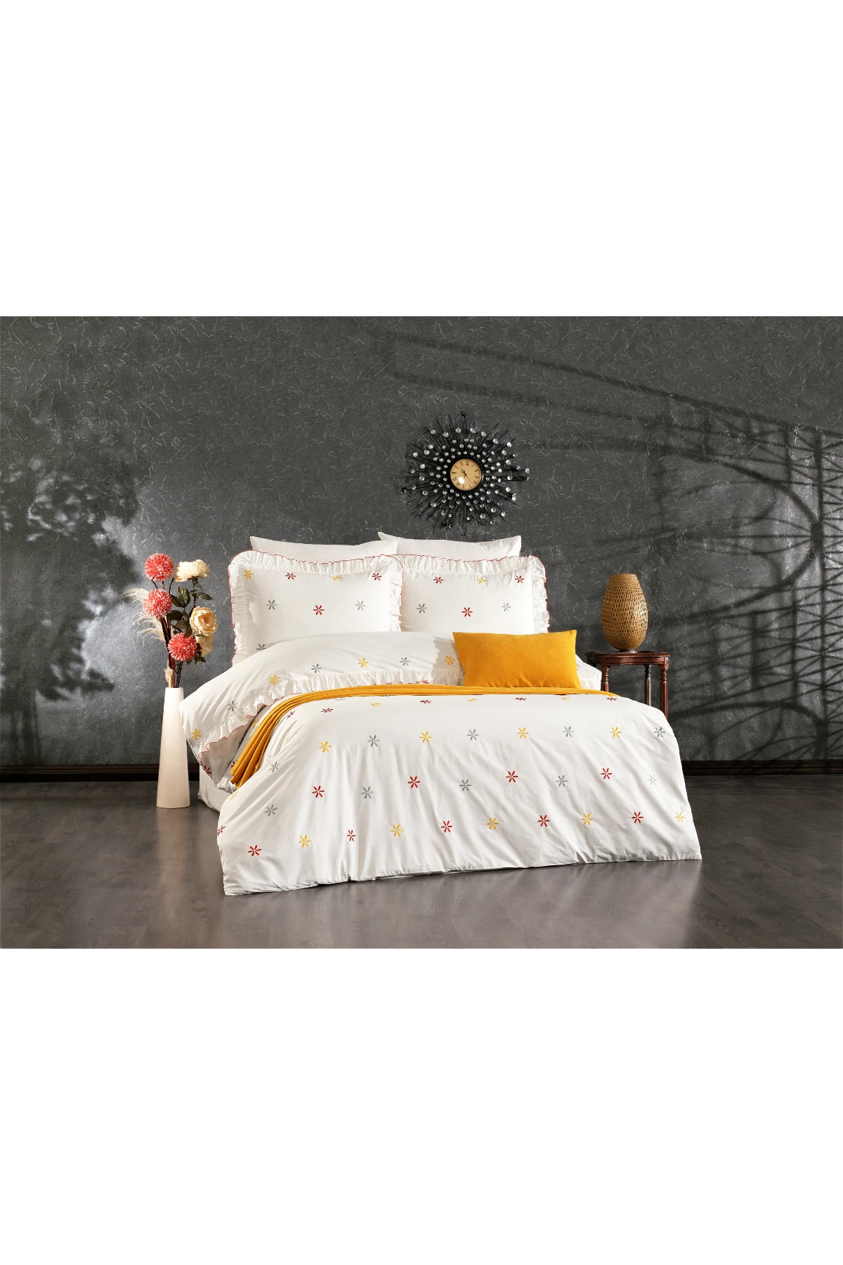 Avelisse %100 Pamuk Rengarenk Çiçek Nakışlı, Fırfırlı 8 Parça Premium Çift Kişilik Nevresim Takımı Hardal-Mercan