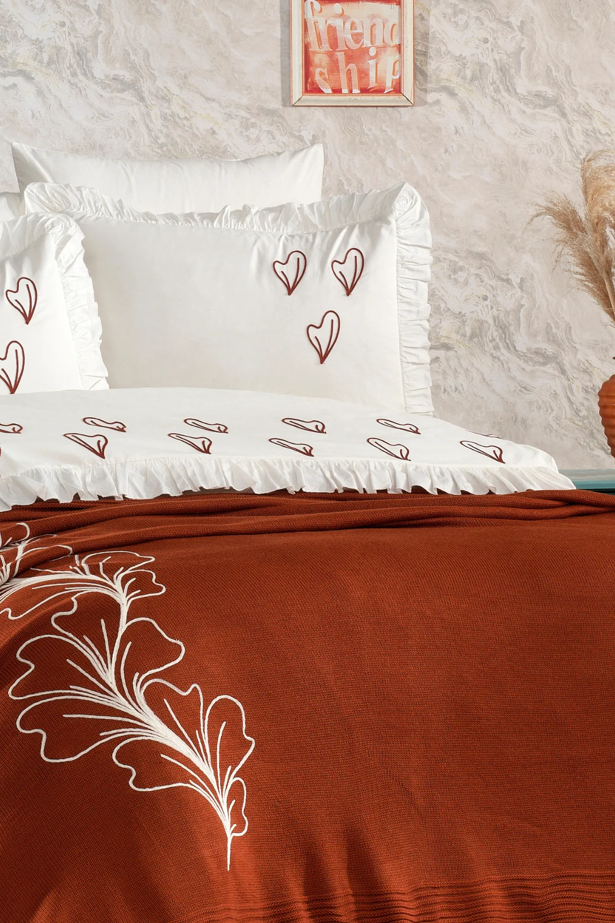 Triko Art %100 Pamuk Triko Battaniyeli, Süzene Nakışlı ve Fırfırlı 7 Parça Çift Kişilik Nevresim Takımı Kiremit