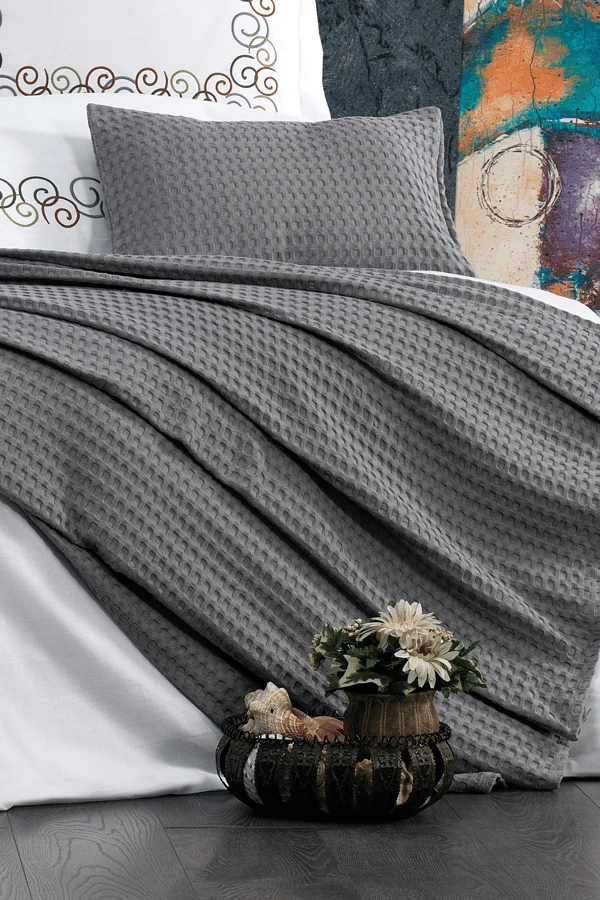 Luna 8 Parça Lastikli Çarşaflı, Nakışlı Ve Pikeli Çift Kişilik Pamuklu Gri Nevresim Takımı