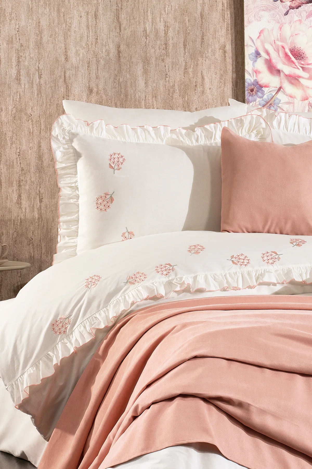 Belora %100 Pamuk Tomurcuklu Çiçek Nakışlı, Fırfırlı, Pikeli 9 Parça Çift Kişilik Nevresim Takımı Pudra