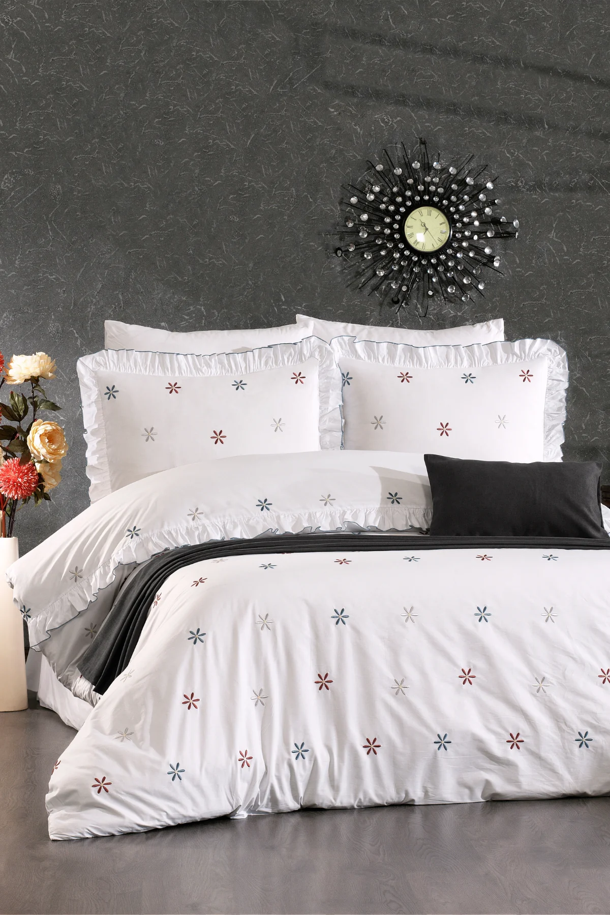 Avelisse %100 Pamuk Rengarenk Çiçek Nakışlı, Fırfırlı 8 Parça Premium Çift Kişilik Nevresim Takımı Mürdüm-Petrol