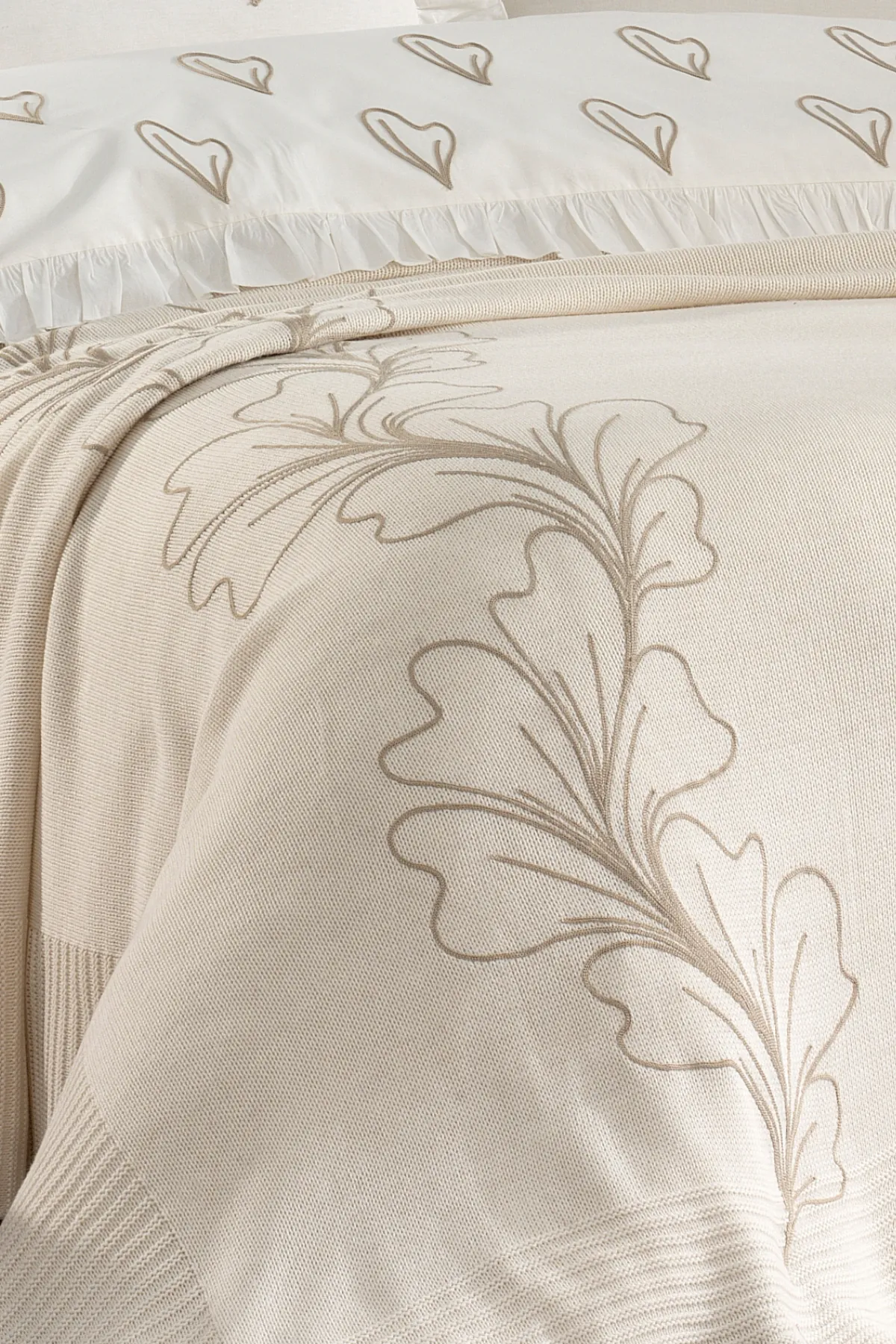 Triko Art %100 Pamuk Triko Battaniyeli, Süzene Nakışlı ve Fırfırlı 7 Parça Çift Kişilik Nevresim Takımı Ekru