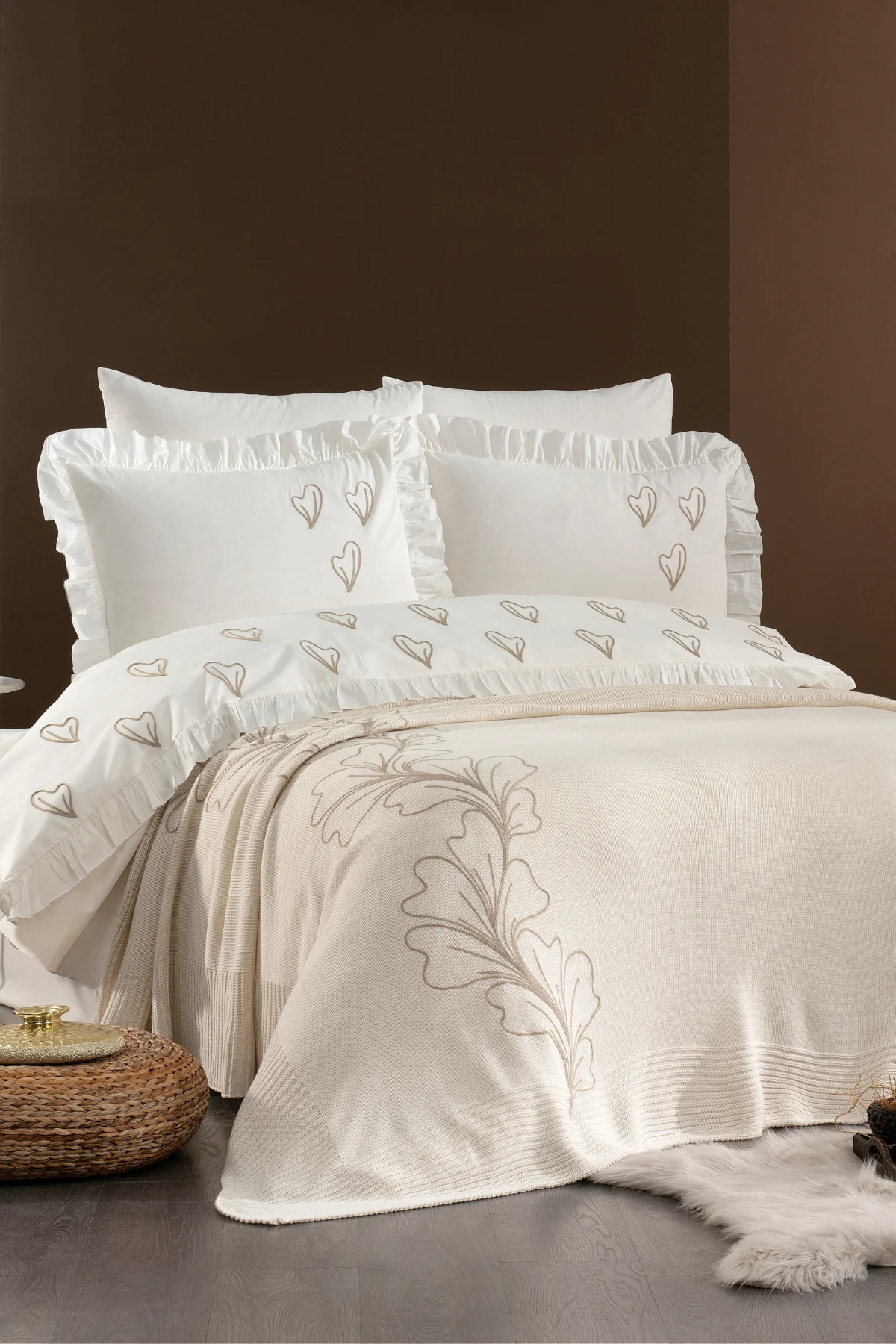 Triko Art %100 Pamuk Triko Battaniyeli, Süzene Nakışlı ve Fırfırlı 7 Parça Çift Kişilik Nevresim Takımı Ekru