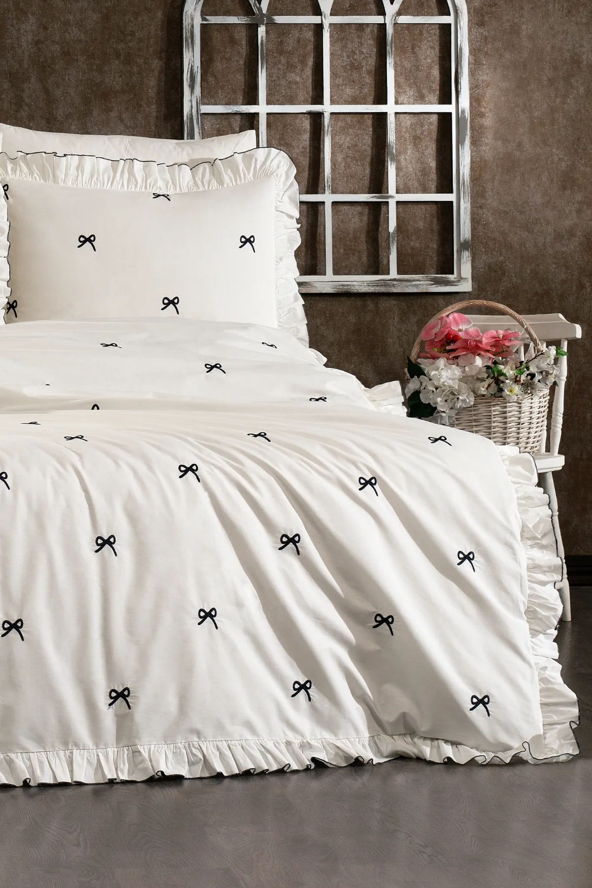 Aurelia %100 Pamuk Fırfırlı, Fiyonk Desen Nakışlı 6 Parça Premium Çift Kişilik Nevresim Takımı Lacivert