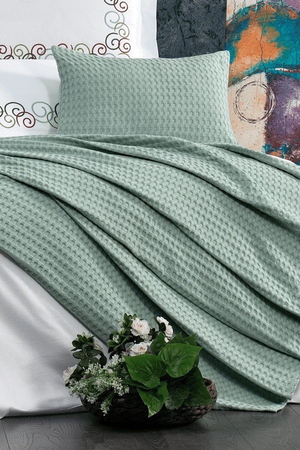 Luna 8 Parça Lastikli Çarşaflı, Nakışlı Ve Pikeli Çift Kişilik Pamuklu Su Yeşili Nevresim Takımı