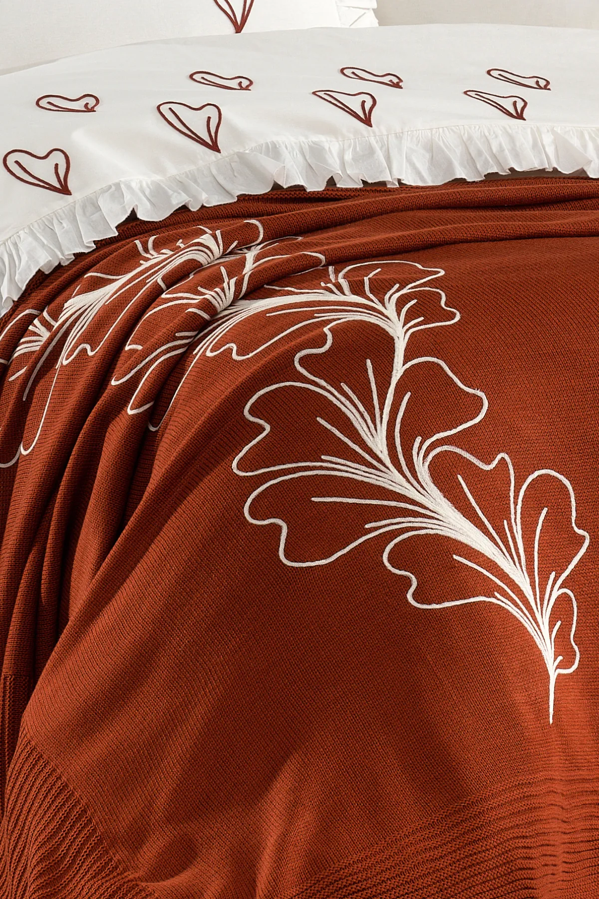 Triko Art %100 Pamuk Triko Battaniyeli, Süzene Nakışlı ve Fırfırlı 7 Parça Çift Kişilik Nevresim Takımı Kiremit