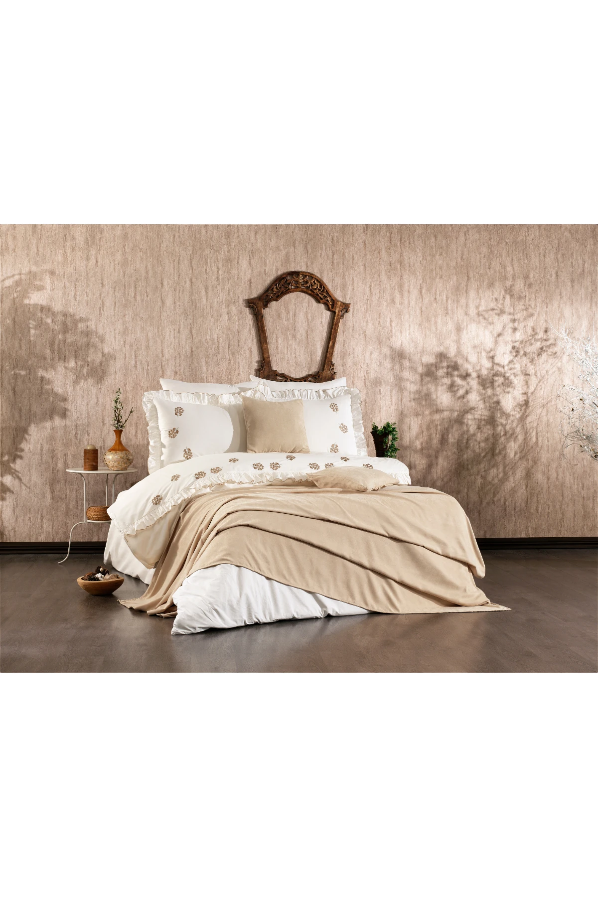 Belora %100 Pamuk Tomurcuklu Çiçek Nakışlı, Fırfırlı, Pikeli 9 Parça Çift Kişilik Nevresim Takımı Bej