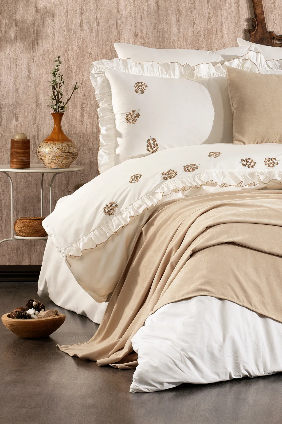 Belora %100 Pamuk Tomurcuklu Çiçek Nakışlı, Fırfırlı, Pikeli 9 Parça Çift Kişilik Nevresim Takımı Bej