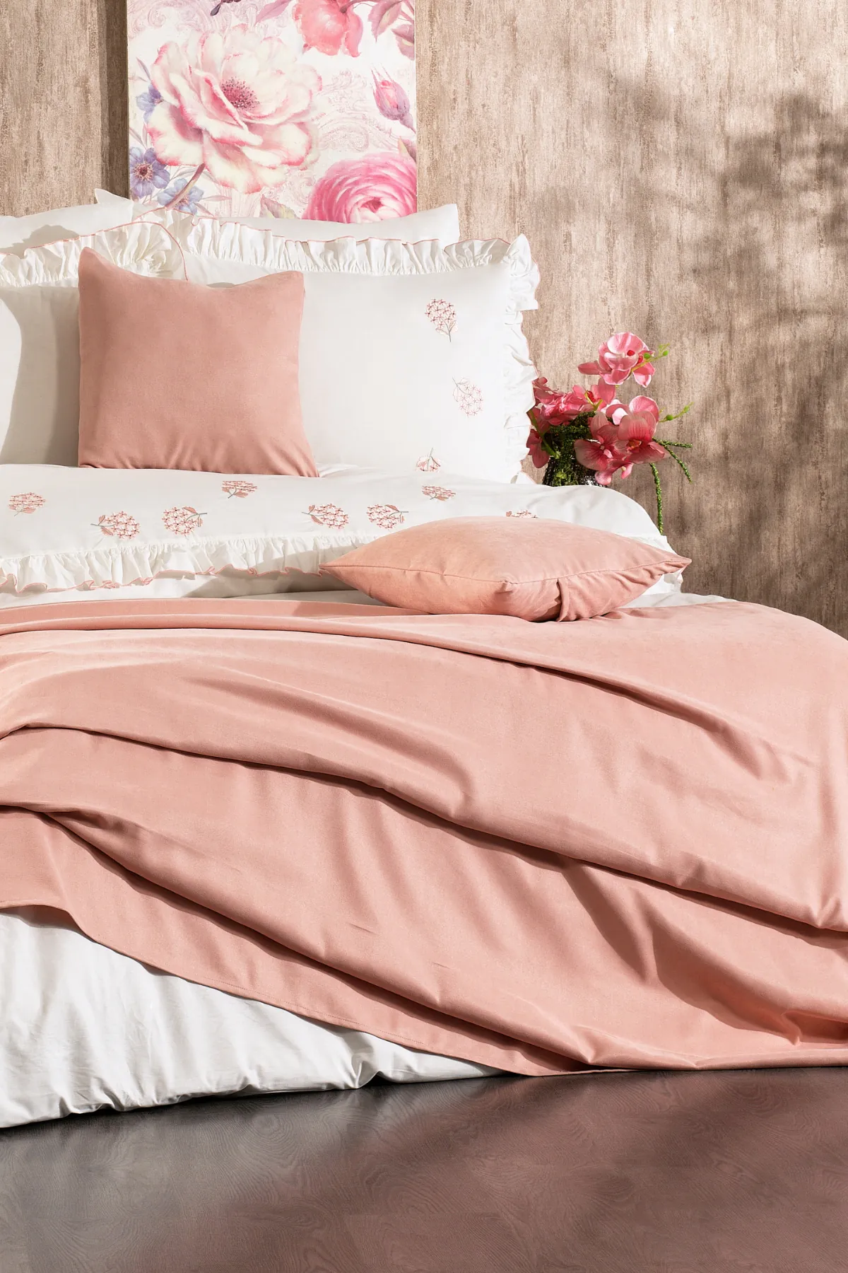 Belora %100 Pamuk Tomurcuklu Çiçek Nakışlı, Fırfırlı, Pikeli 9 Parça Çift Kişilik Nevresim Takımı Pudra