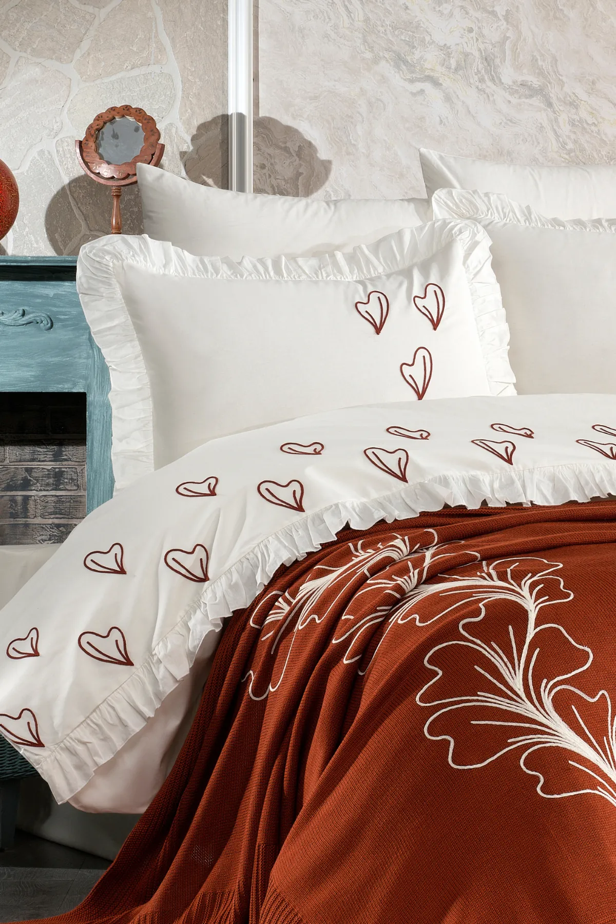 Triko Art %100 Pamuk Triko Battaniyeli, Süzene Nakışlı ve Fırfırlı 7 Parça Çift Kişilik Nevresim Takımı Kiremit