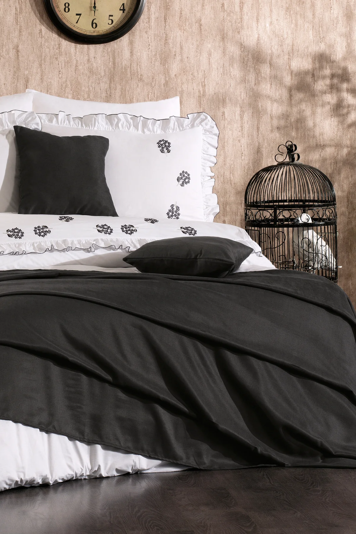 Belora %100 Pamuk Tomurcuklu Çiçek Nakışlı, Fırfırlı, Pikeli 9 Parça Çift Kişilik Nevresim Takımı Antrasit