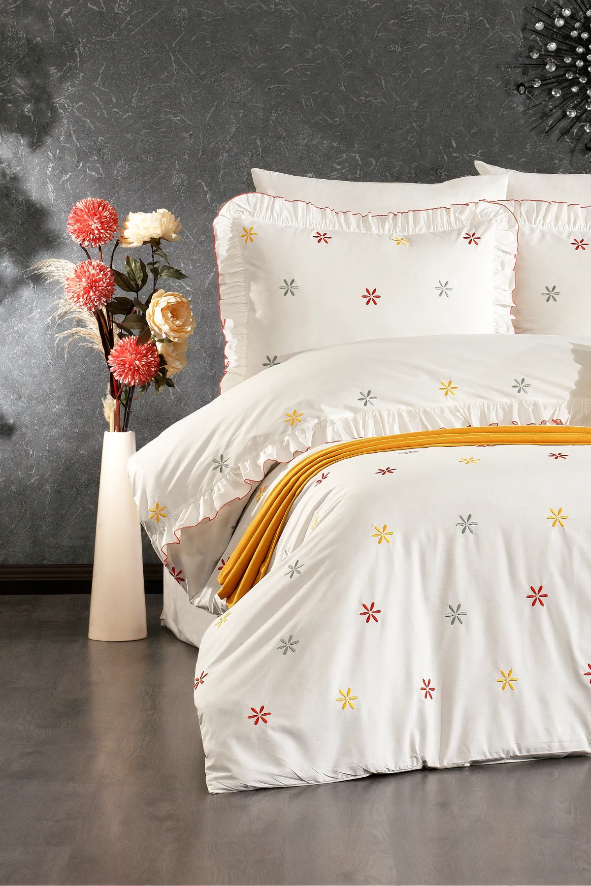 Avelisse %100 Pamuk Rengarenk Çiçek Nakışlı, Fırfırlı 8 Parça Premium Çift Kişilik Nevresim Takımı Hardal-Mercan