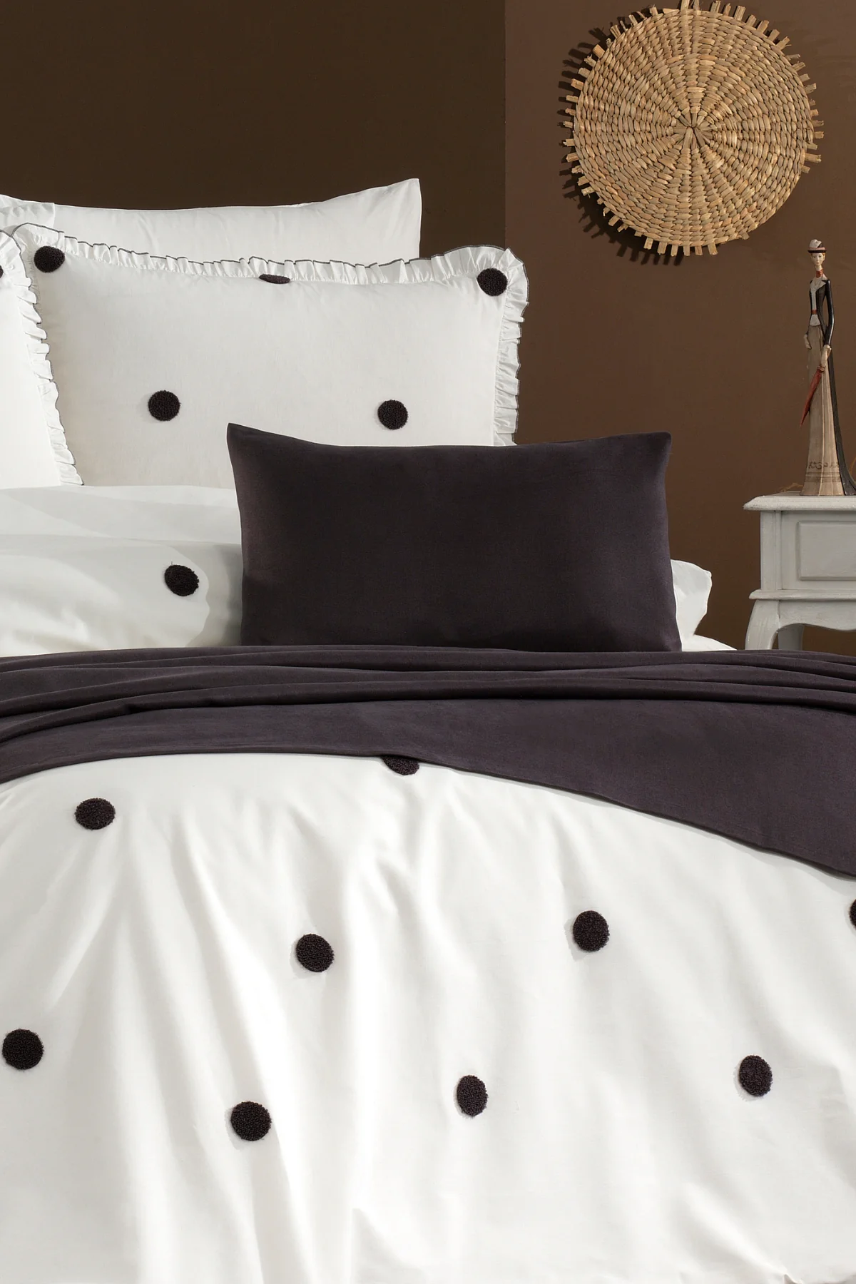 Punch Point %100 Pamuk 8 Parça Süzene Nakışlı, Fırfırlı ve Yatak Örtülü Çift Kişilik Nevresim Takımı Antrasit