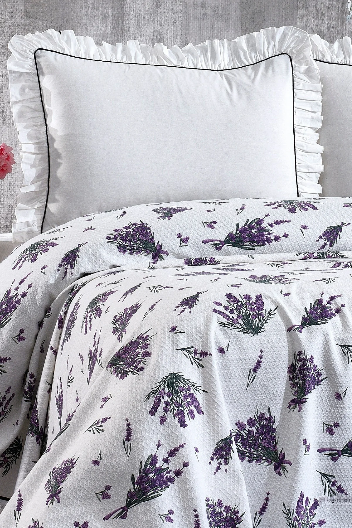 %100 Pamuk Fırfırlı Ve Lavanta Desenli Çarşafı Lastikli 4 Parça Çift Kişilik Pike Takımı