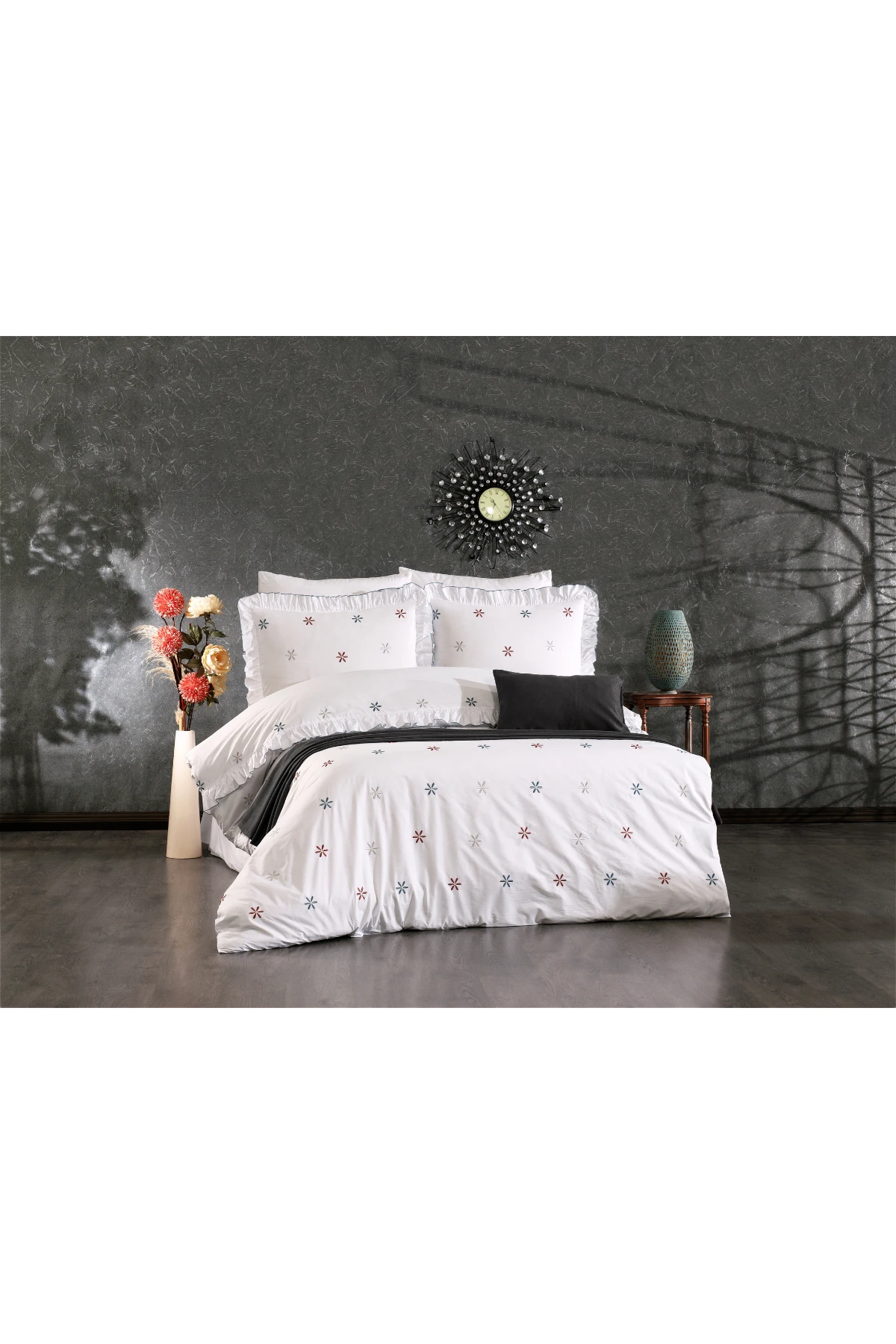 Avelisse %100 Pamuk Rengarenk Çiçek Nakışlı, Fırfırlı 8 Parça Premium Çift Kişilik Nevresim Takımı Mürdüm-Petrol