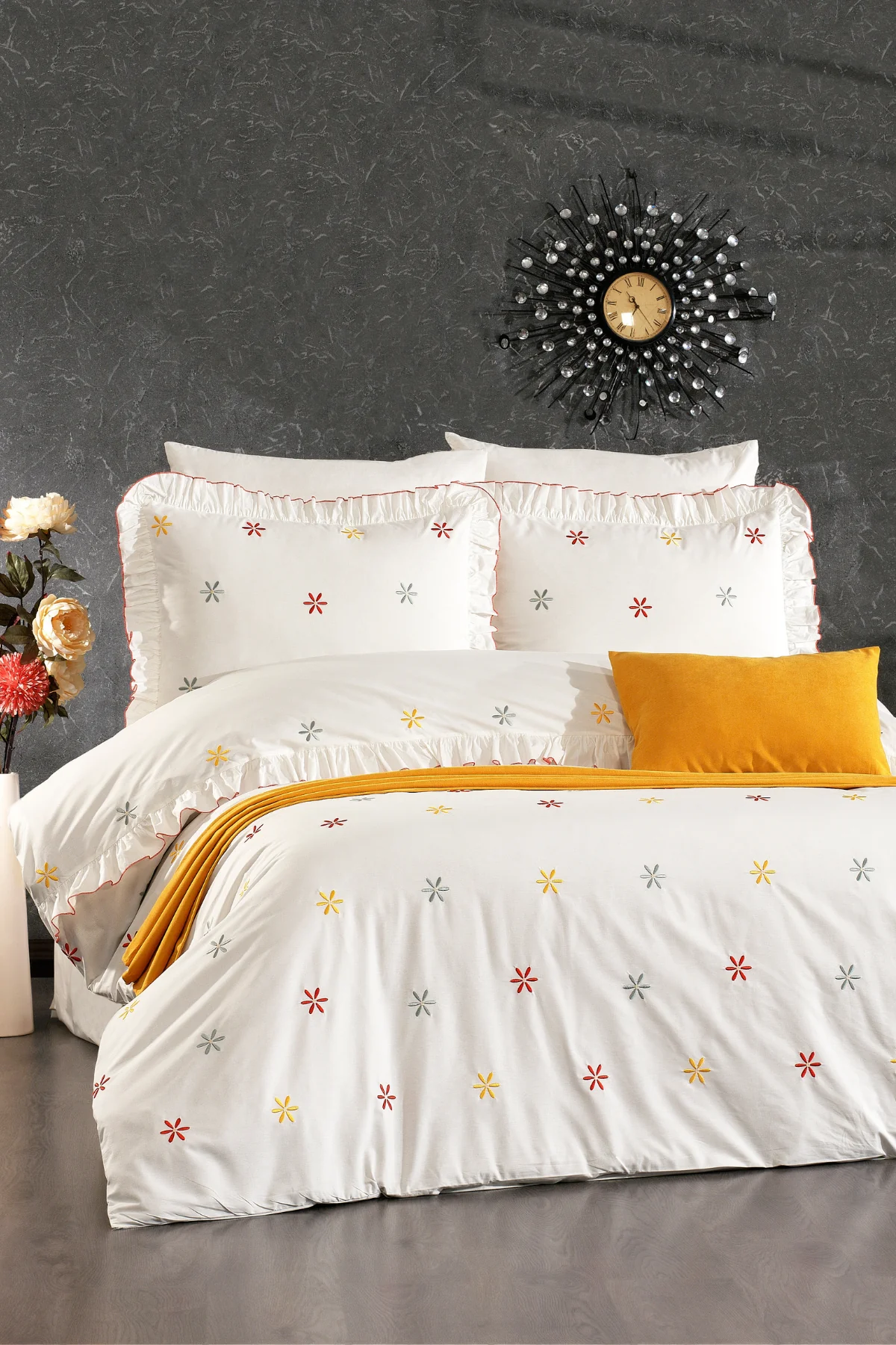 Avelisse %100 Pamuk Rengarenk Çiçek Nakışlı, Fırfırlı 8 Parça Premium Çift Kişilik Nevresim Takımı Hardal-Mercan