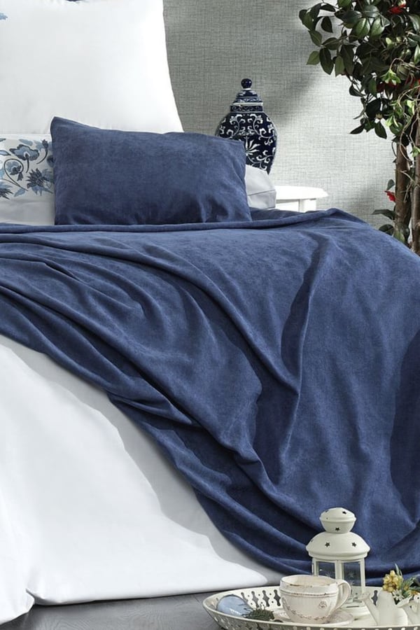 Talya 8 Parça Nakışlı ve Mikropetek Yatak Örtülü Çift Kişilik Mavi Nevresim Takımı