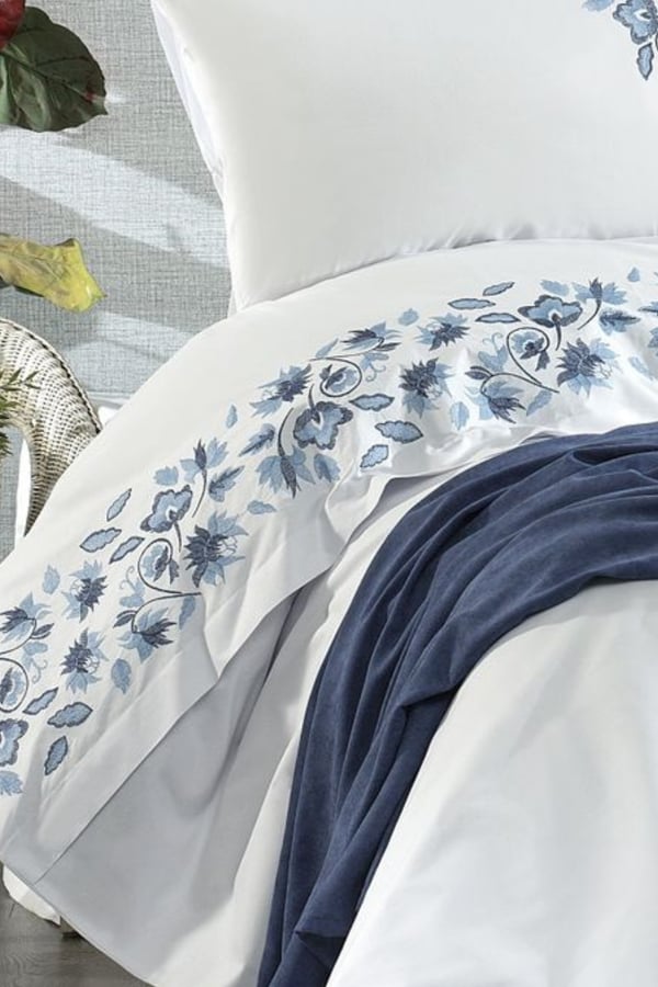 Talya 8 Parça Nakışlı ve Mikropetek Yatak Örtülü Çift Kişilik Mavi Nevresim Takımı