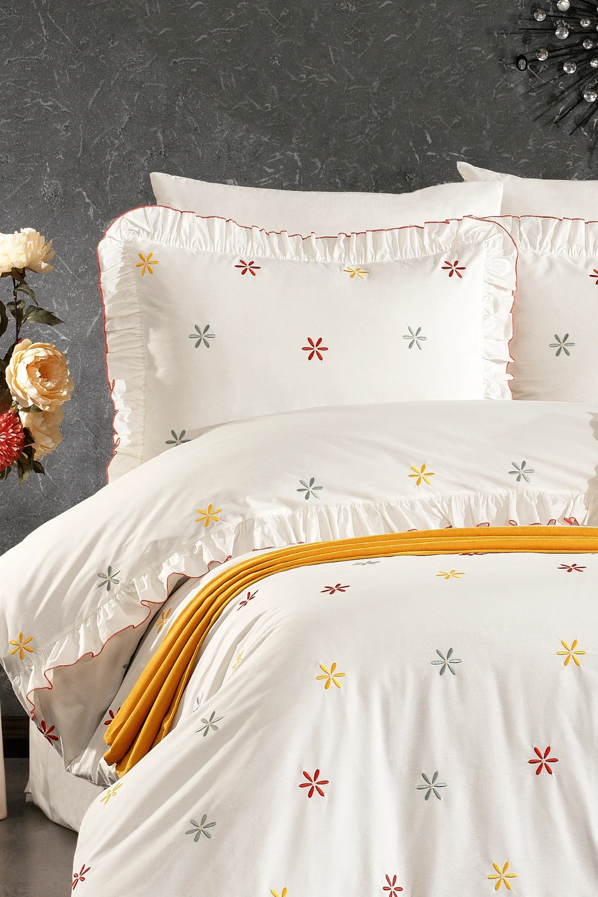 Avelisse %100 Pamuk Rengarenk Çiçek Nakışlı, Fırfırlı 8 Parça Premium Çift Kişilik Nevresim Takımı Hardal-Mercan