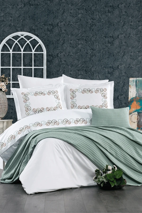 Luna 8 Parça Lastikli Çarşaflı, Nakışlı Ve Pikeli Çift Kişilik Pamuklu Su Yeşili Nevresim Takımı