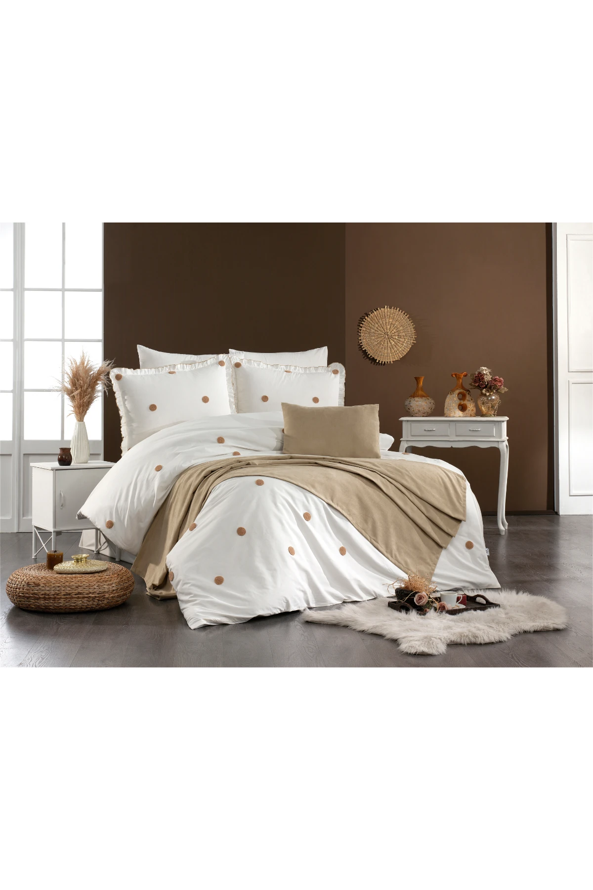 Punch Point %100 Pamuk 8 Parça Süzene Nakışlı, Fırfırlı ve Yatak Örtülü Çift Kişilik Nevresim Takımı Bej