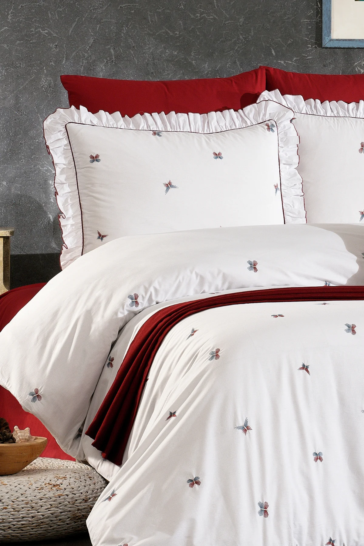 Ophelia %100 Pamuk Kelebek Desen Nakışlı, Fırfırlı, 8 Parça Premium Çift Kişilik Nevresim Takımı Bordo