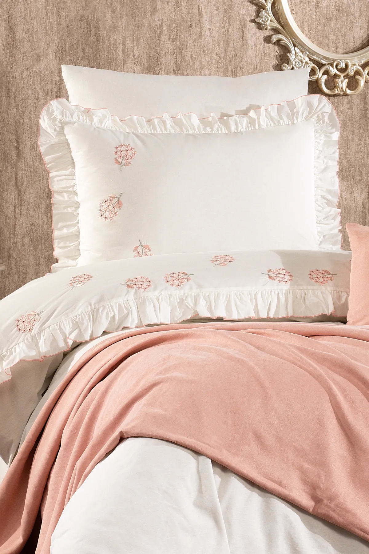 Belora %100 Pamuk Tomurcuklu Çiçek Nakışlı, Fırfırlı, Pikeli 6 Parça Tek Kişilik Nevresim Takımı Pudra