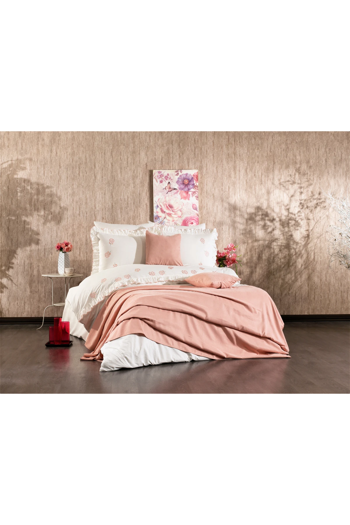 Belora %100 Pamuk Tomurcuklu Çiçek Nakışlı, Fırfırlı, Pikeli 9 Parça Çift Kişilik Nevresim Takımı Pudra