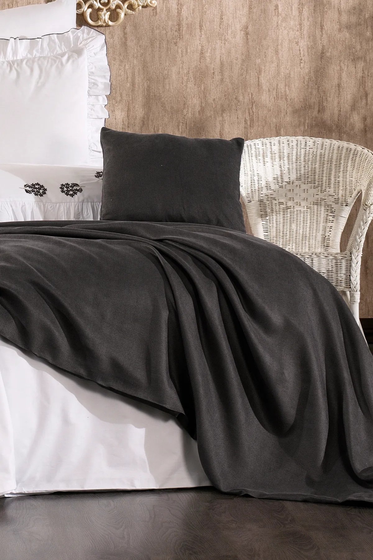 Belora %100 Pamuk Tomurcuklu Çiçek Nakışlı, Fırfırlı, Pikeli 6 Parça Tek Kişilik Nevresim Takımı Antrasit