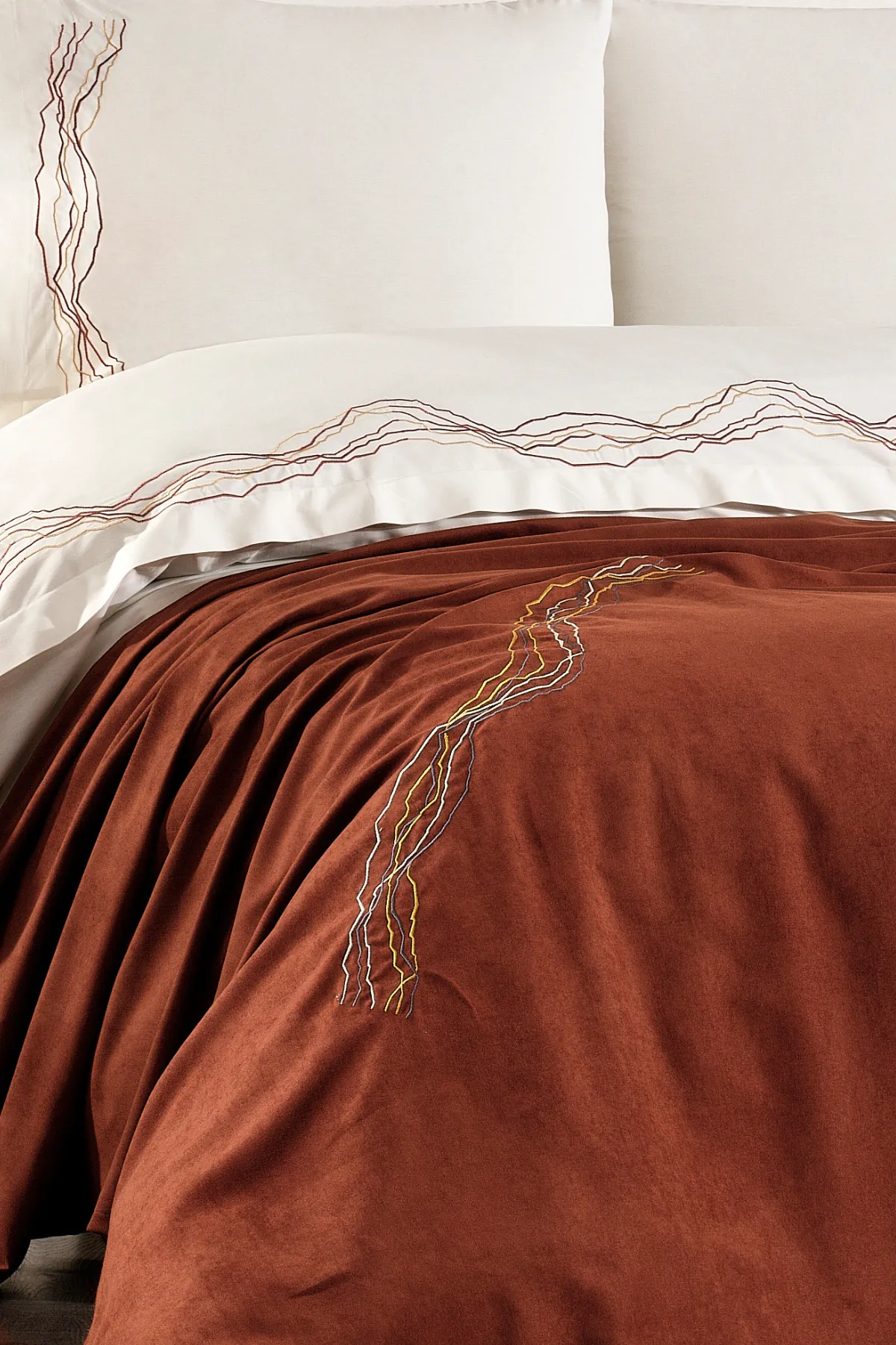 Marbelle %100 Pamuk Mermer Desen Nakışlı, Pike Yatak Örtülü 7 Parça Çift Kişilik Nevresim Takımı Kiremit