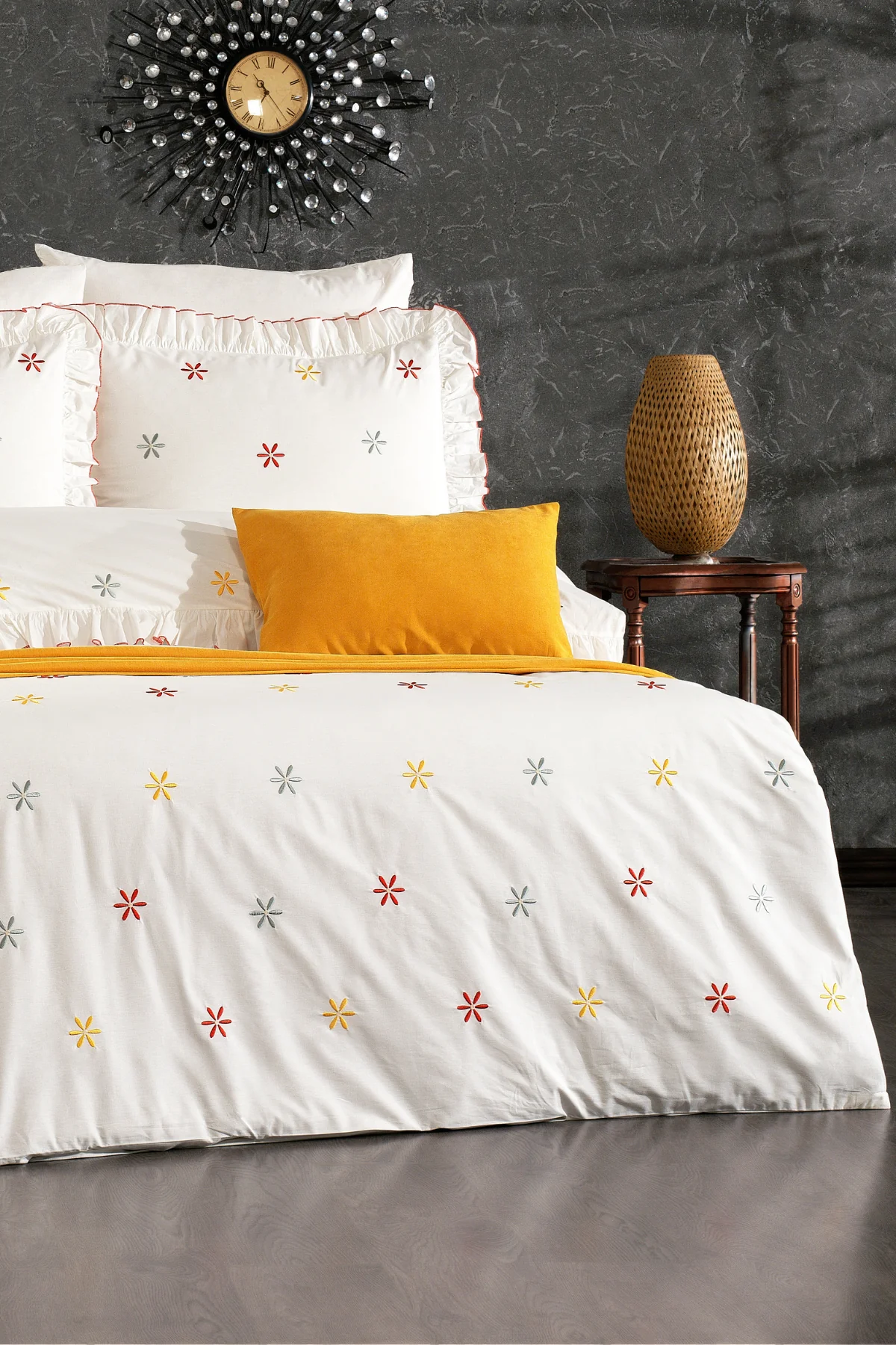 Avelisse %100 Pamuk Rengarenk Çiçek Nakışlı, Fırfırlı 8 Parça Premium Çift Kişilik Nevresim Takımı Hardal-Mercan