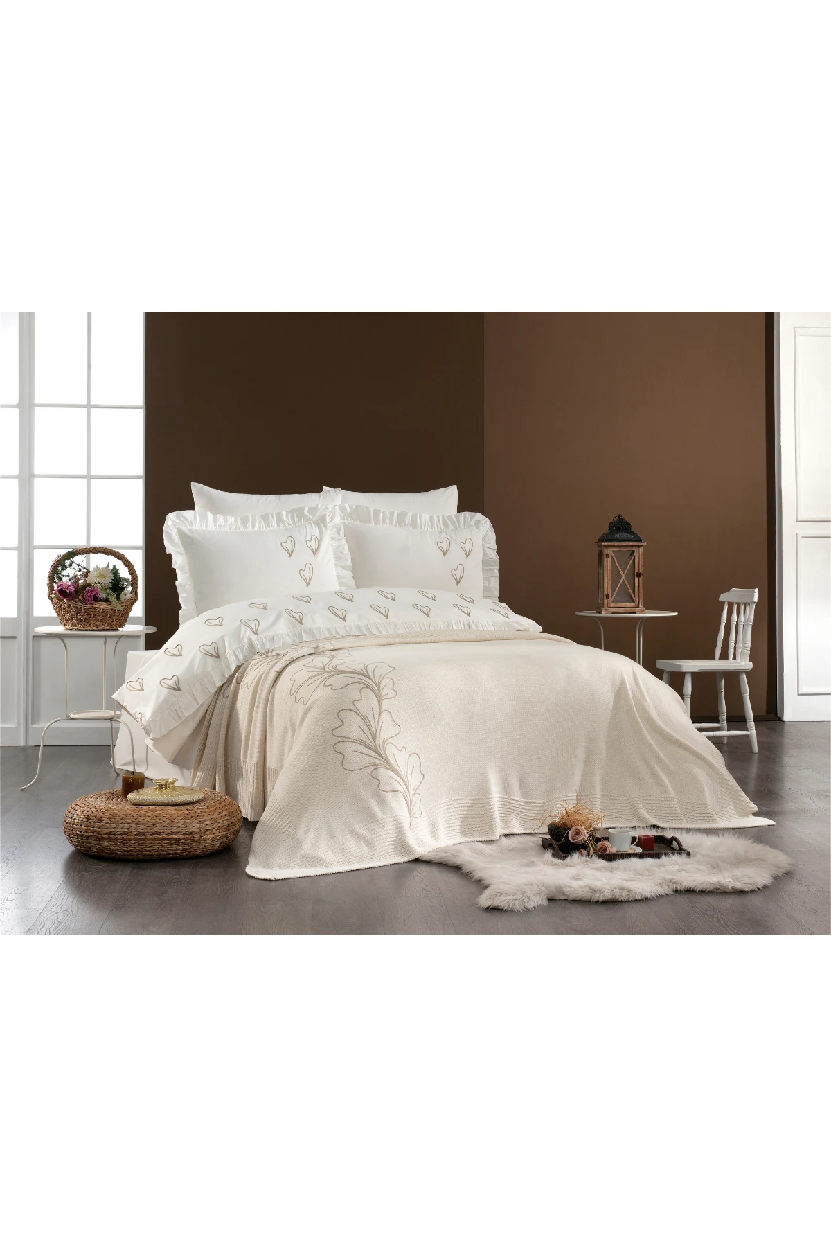 Triko Art %100 Pamuk Triko Battaniyeli, Süzene Nakışlı ve Fırfırlı 7 Parça Çift Kişilik Nevresim Takımı Ekru