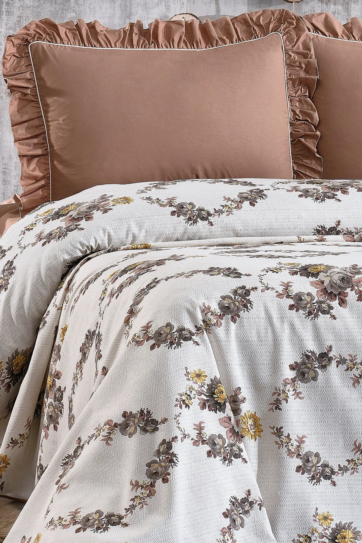 %100 Pamuk Fırfırlı Ve Çiçek Desenli Çarşafı Lastikli Floral 4 Parça Çift Kişilik Pike Takımı Kahverengi