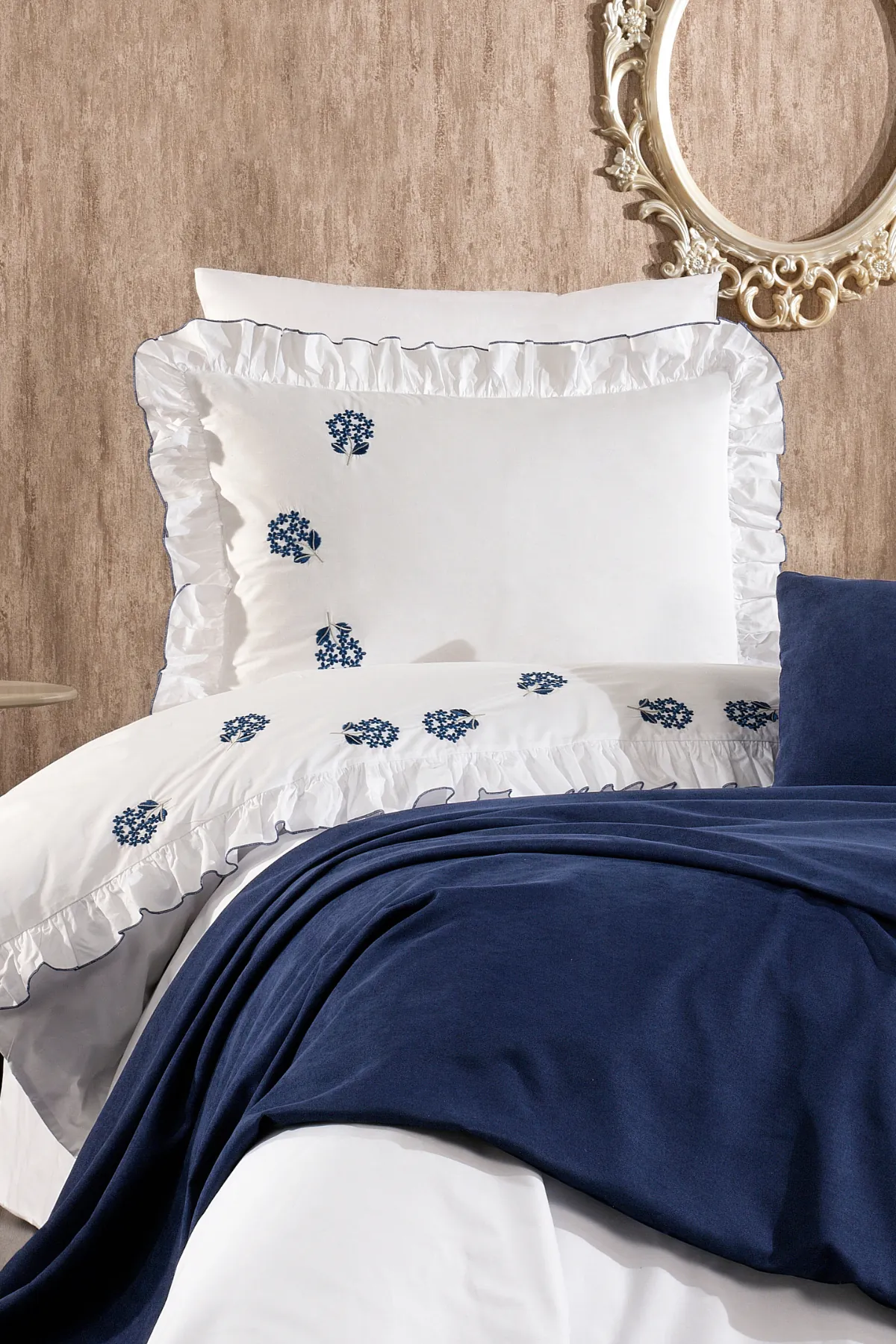 Belora %100 Pamuk Tomurcuklu Çiçek Nakışlı, Fırfırlı, Pikeli 6 Parça Tek Kişilik Nevresim Takımı Mavi