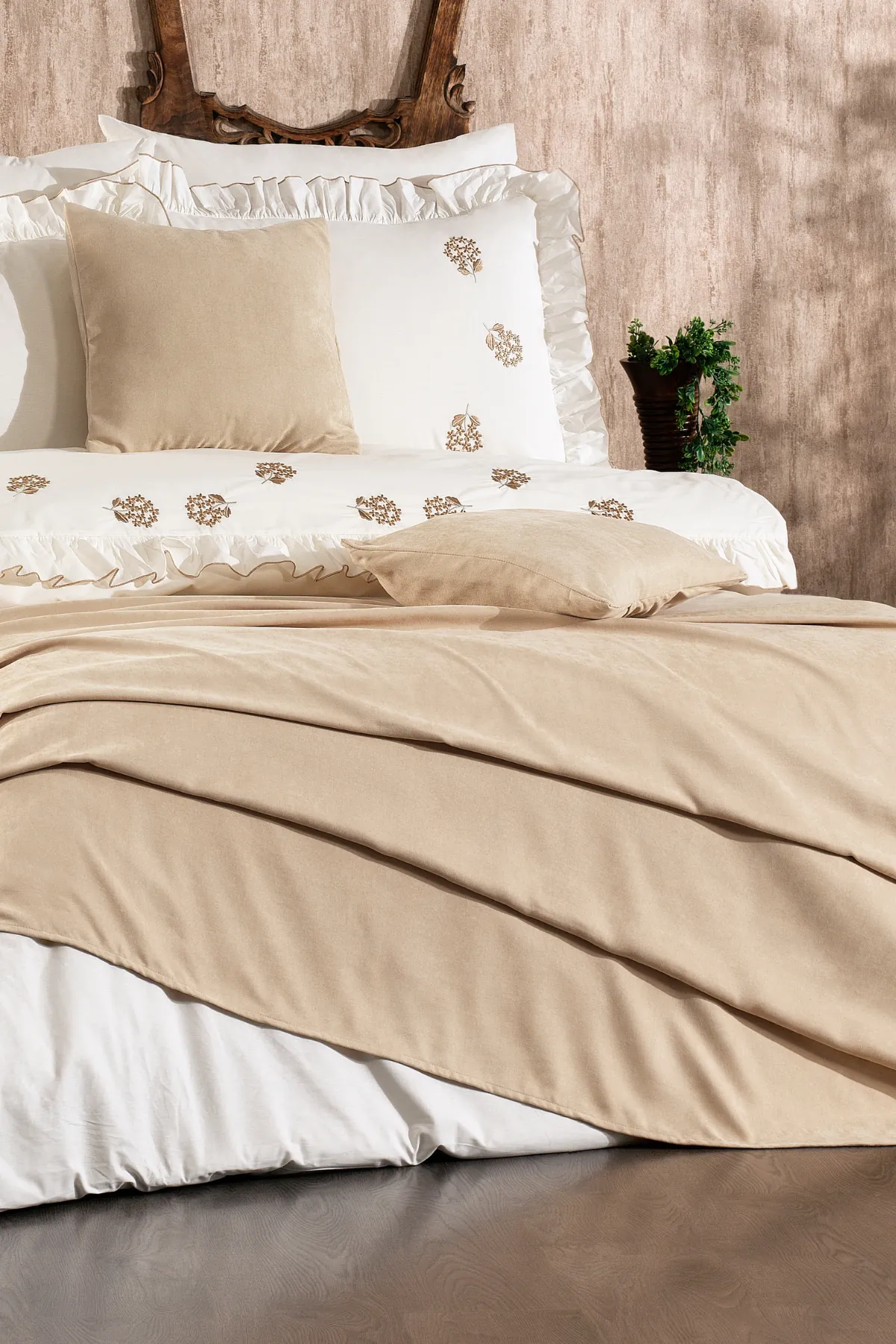 Belora %100 Pamuk Tomurcuklu Çiçek Nakışlı, Fırfırlı, Pikeli 9 Parça Çift Kişilik Nevresim Takımı Bej