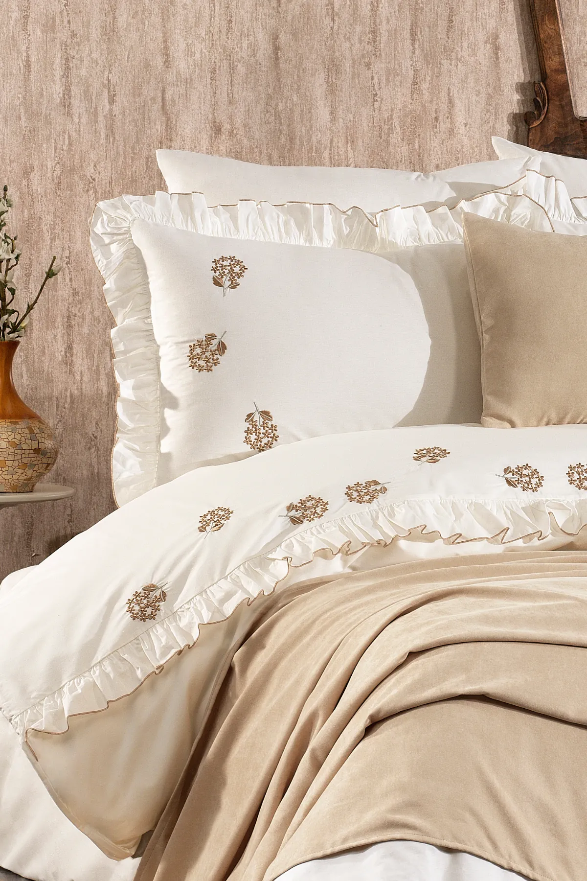 Belora %100 Pamuk Tomurcuklu Çiçek Nakışlı, Fırfırlı, Pikeli 9 Parça Çift Kişilik Nevresim Takımı Bej