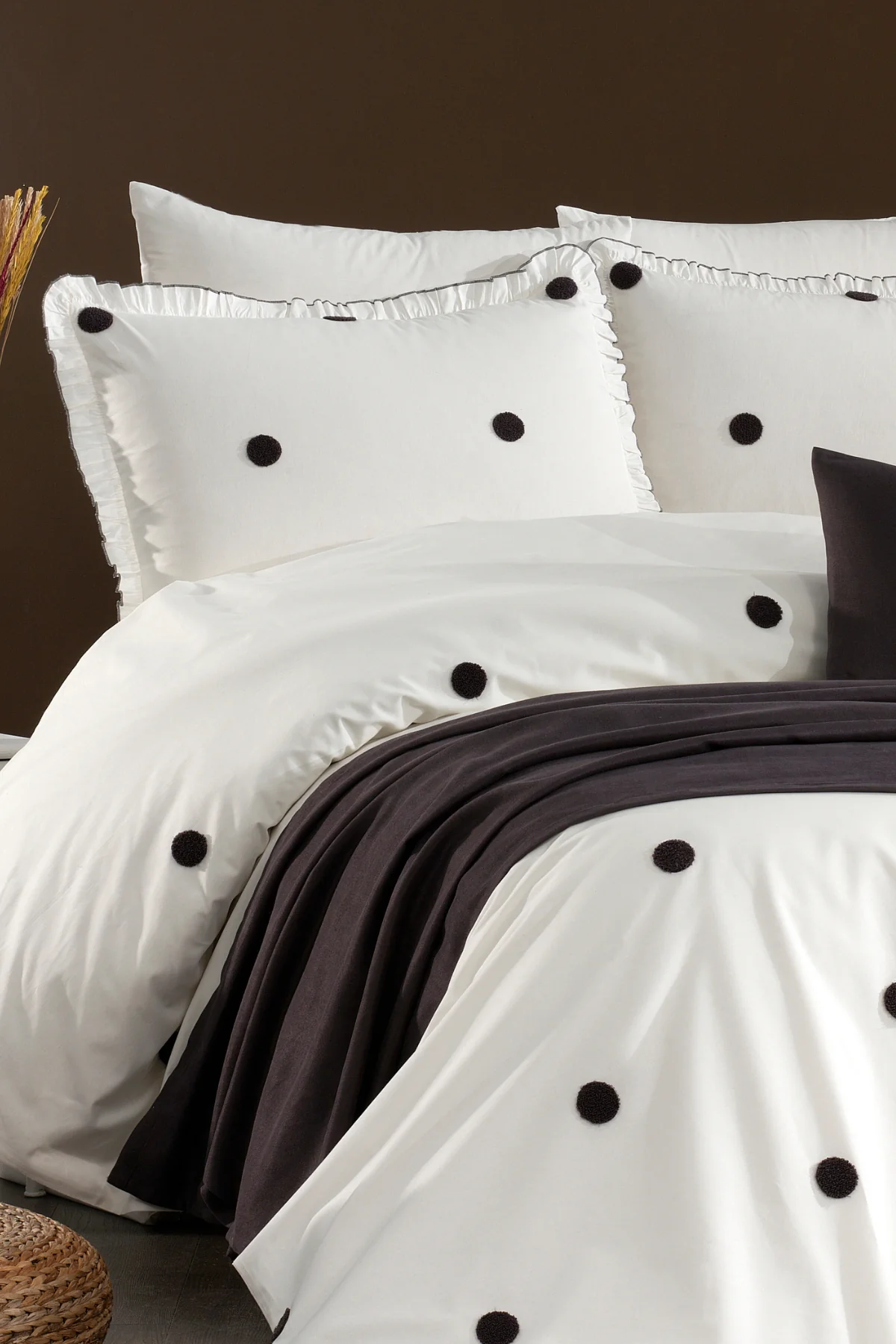 Punch Point %100 Pamuk 8 Parça Süzene Nakışlı, Fırfırlı ve Yatak Örtülü Çift Kişilik Nevresim Takımı Antrasit