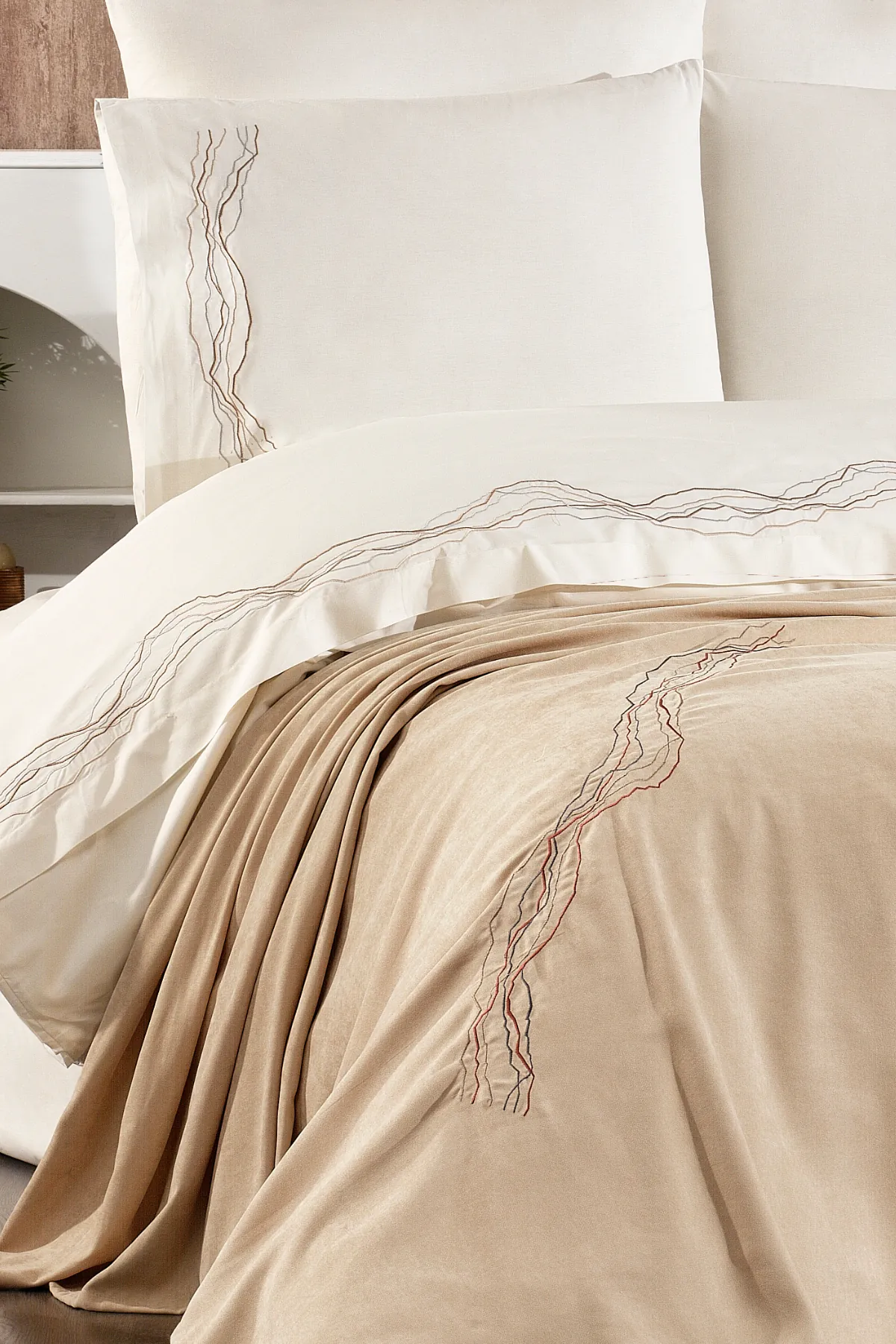 Marbelle %100 Pamuk Mermer Desen Nakışlı, Pike Yatak Örtülü 7 Parça Çift Kişilik Nevresim Takımı Bej