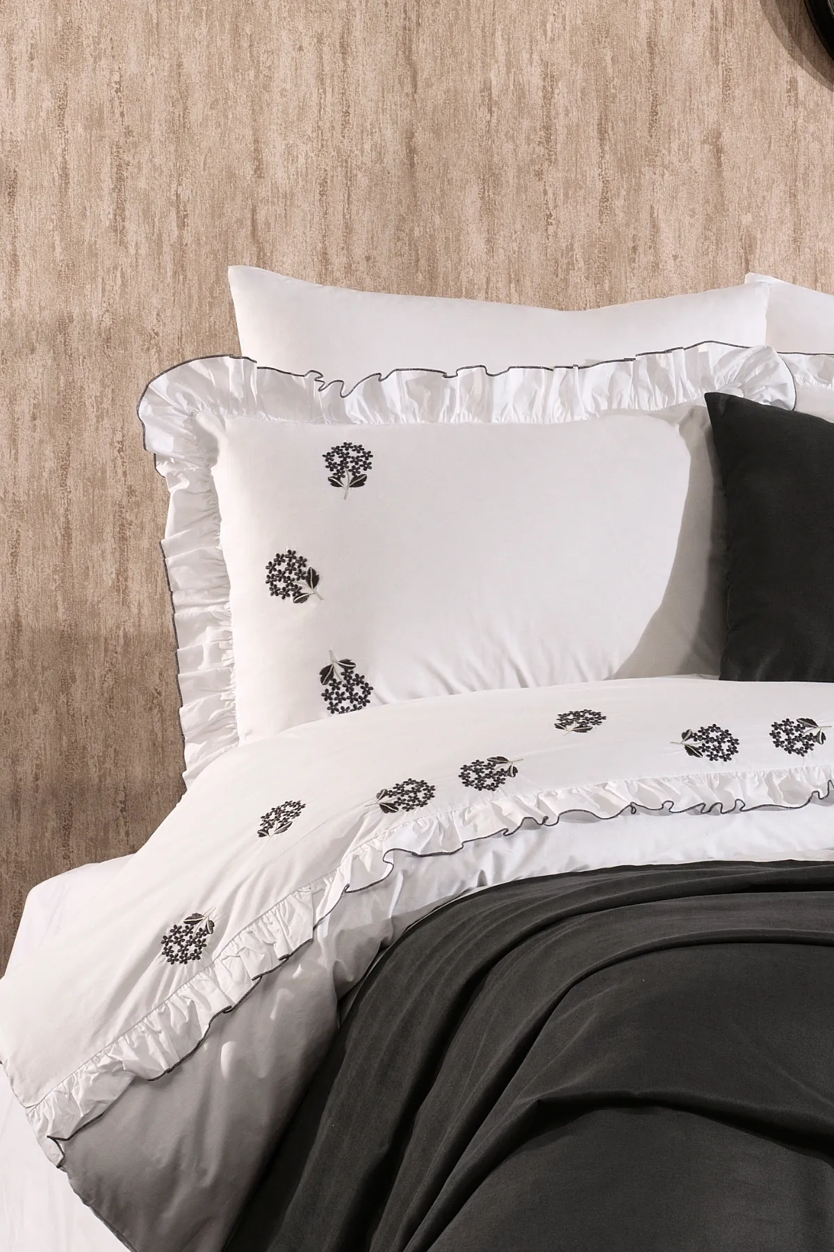 Belora %100 Pamuk Tomurcuklu Çiçek Nakışlı, Fırfırlı, Pikeli 9 Parça Çift Kişilik Nevresim Takımı Antrasit